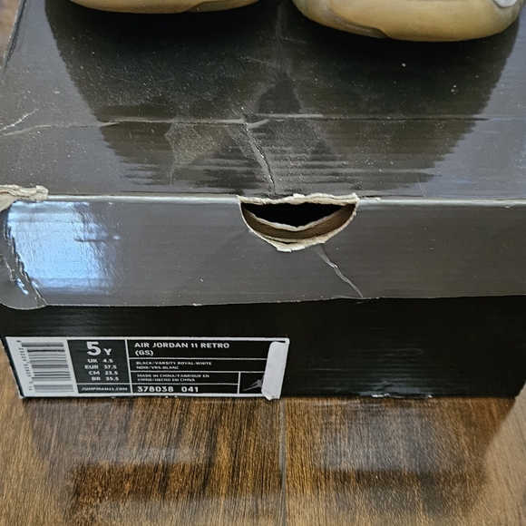 AIR JORDAN RETRO 11S - Picture 3 of 4